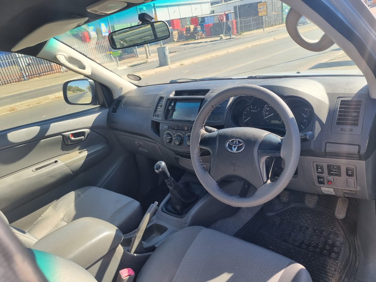 
								2015 Toyota Hilux 2.5 D-4D Single Cab for Sale – Manual Diesel full									