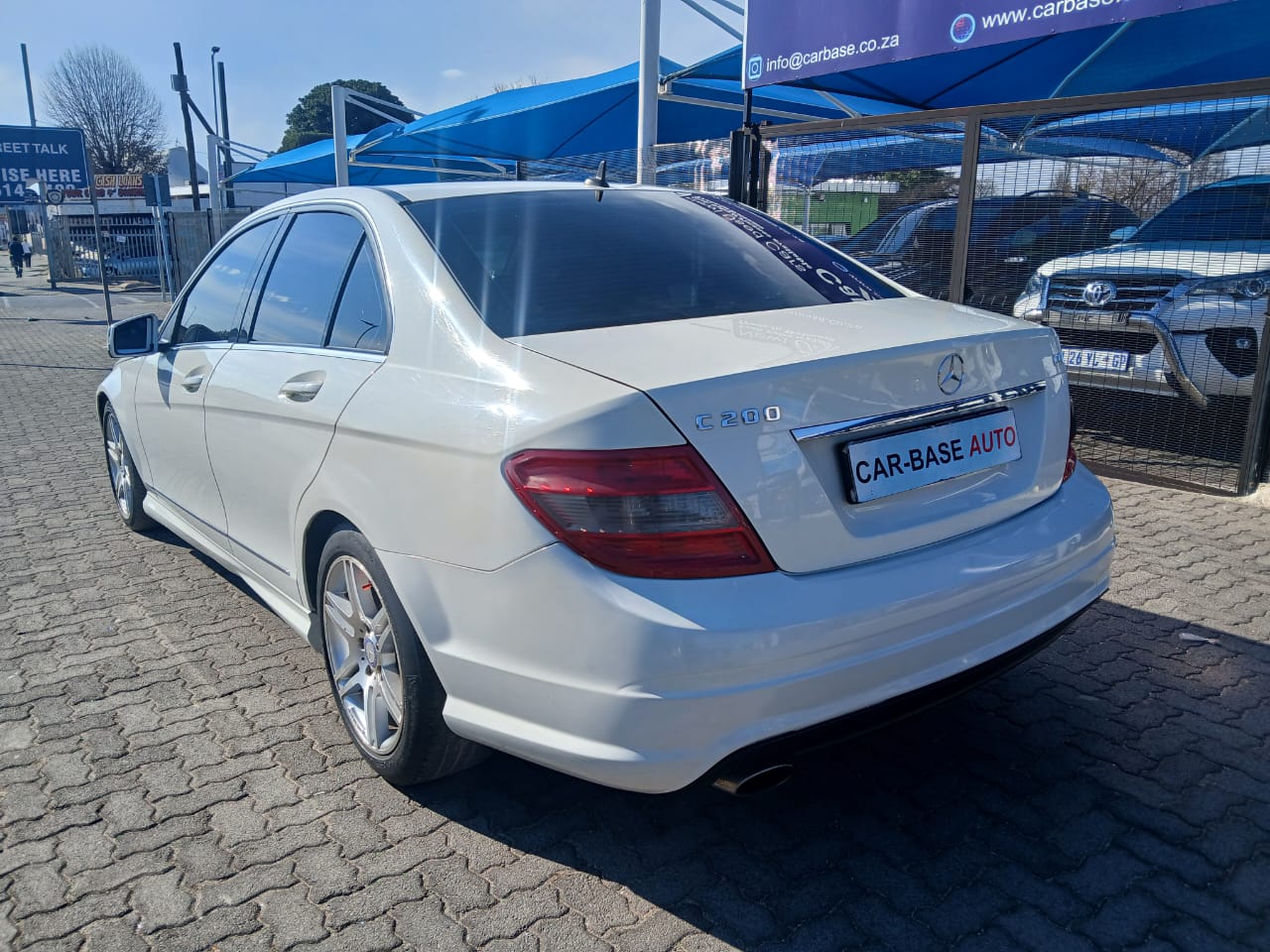 
								2011 Mercedes-Benz C200 CGI BlueEFFICIENCY Automatic for Sale – Sunroof | Petrol full									